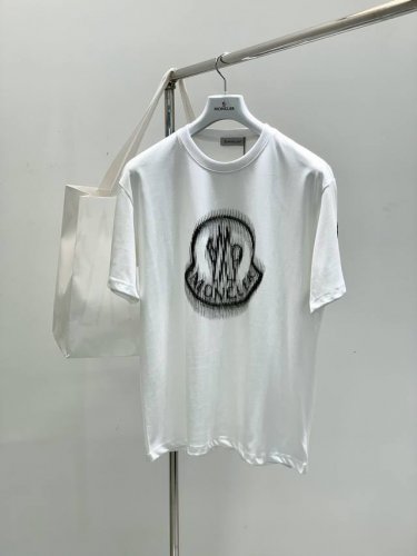 moncler 蒙口，2025夏季最新品，专柜同步有售，原单狠货，时尚休闲翻领短袖T恤，上身舒适！吸睛而有亮点，采用进口原版面料，顶级印花工艺字母图案Logo，