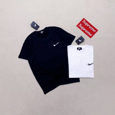 nike 耐克双勾情侣款圆领双沙纯棉T恤 颜色:黑色 白色 尺码: M～2Xl 这款耐克系列T恤是艺术家重新演绎的进口硅胶双勾材质，采用240克双纱纯棉面料 极