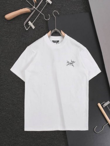 arc‘Teryx 始祖鸟，2025 Ss春夏新款 大鸟前后Logo手绘印花 圆领短袖T恤男女同款 前后副手绘甩点工艺，潮酷时尚，32支双高克重纯棉面料，洗水定