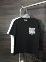 款号：He211 Dior-迪奥胸前牛仔口袋圆领短袖 面料采用280克双股双纱纯棉面料，手感舒适柔软，上身舒适透气，领口采用同缸同色罗纹，不紧绷，不变形，胸前采