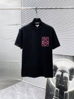 罗意威 Loewe 2025新款 圆领 短袖 T恤 ，高端版本！专柜定制面料 透气舒适度高，细节无可挑剔，品牌元素设计理念，体现高品质。手感细腻柔软！呈现休闲裁