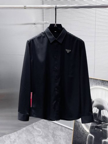 普拉达 prada 2025Ss新款长袖 衬衫 衬衣，高端版本！专柜定制面料 透气舒适度高，细节无可挑剔，品牌元素设计理念，体现高品质。手感细腻柔软！呈现休闲裁