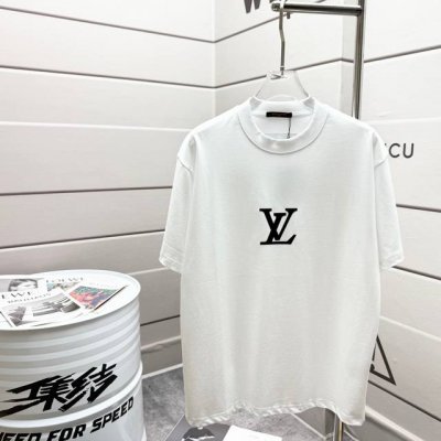 LV 路易*2025春夏新款 经典大V字母立体植绒工艺设计 定制双纱平纹纯棉面料 短袖T恤 男女同款 尺码： S 90-130斤 M 120-150斤 L 14