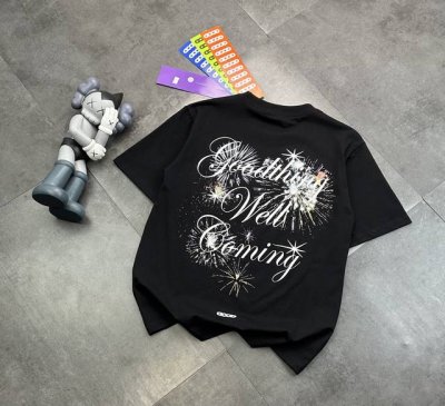 潮牌 Goodbrand烟花直喷情侣款短袖T恤！独有印花设计，彰显独特魅力。雪纳瑞的图案巧妙地融入了时尚元素，不仅让丁恤更加生动有趣，更增添了高级感。好无论是日