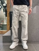 P210 普拉达 顶级货品 2025春夏新款休闲裤！品牌经典Logo休闲裤 ，定制面料，舒适度极好，手触感强烈。辨识度极高，完美品相工艺。 尺码：M-3Xl