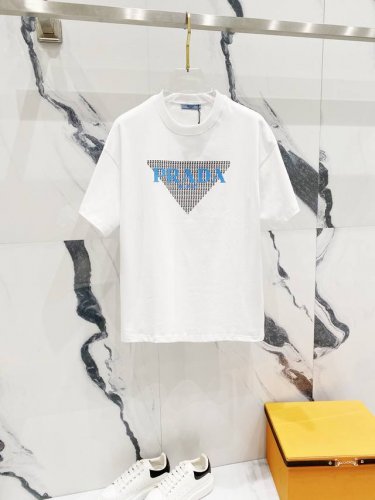 prada 普拉达 260克圆领短袖T恤 灵感小字母重叠三角标Logo印花标识 官方同步 高版本 高品质 时尚个性 百搭潮流 纯原品质 原版面料 吊牌 领标 水