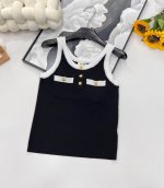 celine夏季新品凯旋门纽扣针织背心，兼具优雅精致与潇洒率性的摩登映像，展现自在女性气质与随性的个性态度。 魅力风情与基础运动风融合充满活力感，运动休闲随意切