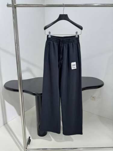 新品520限定休闲卫裤 复古平纹布宽松版型剪裁 松紧抽绳腰头 饰以Airport Tag立体贴纸 不可以斯开喔 马上要飞到你身边爱意表达方式 提前穿上节日盛装