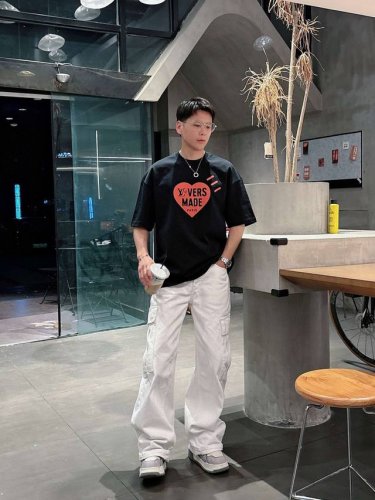 25Ss Lv pharrell Wiliams菲董携手 Nigo 联名系列圆领短袖T恤 选用330克双纱平织棉面料打造 胸前Lv Lovers标识 可为日常造