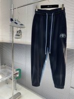 Balenciag 2025新款做旧休闲裤官网同步发售。品牌拼色Logo休闲裤，定制面料，舒适度极好，手触感强烈。辨识度极高，完美品相工艺。 尺码:M-3Xl