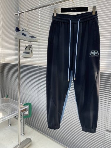 Balenciag 2025新款做旧休闲裤官网同步发售。品牌拼色Logo休闲裤，定制面料，舒适度极好，手触感强烈。辨识度极高，完美品相工艺。 尺码:M-3Xl