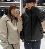 The North Face 北面刺绣男女连帽情侣款外套 莱卡面料上身挺括有型 定制拉链大大提升立体裁剪 宽松版型男女均可穿着 定制辅料 细节满满 口袋处打枣锁