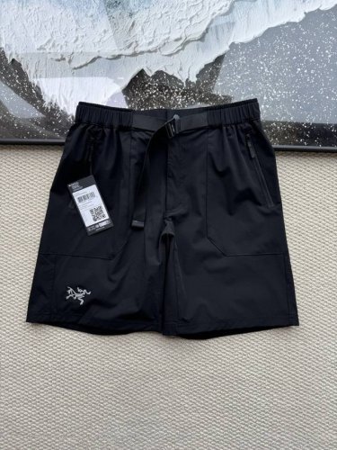 始祖鸟 Arcteryx夏季男款刺绣卡扣休闲短裤 速干透气 鸟家 透气男式速干短裤。 一洗很快干，面料舒适有型。Aequora Airpermmm软壳面料带来富