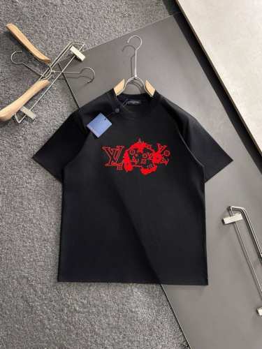 Lv 重磅推荐！2025Ss夏装新品 专柜在售 经典款历久不衰 最新系列荧光图案Logo短袖T恤 必须人手一件的节奏！进口顶极高密度纯棉面料，极为亲肤舒适 摸上