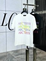 始祖鸟。顶级货品2025春夏新款首发专柜最新款短袖圆领T恤 高端订制 设计前卫时尚！品牌Logo重工艺设计 高端定制原版欧棉面料.手感柔软.穿着舒适.Kd专柜级