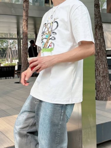 罗意威 25Ss春夏新款首发专柜最新款短袖圆领T恤 高端订制 设计前卫时尚！品牌Logo重工艺设计 高端定制230克面料.手感柔软.穿着舒适.专柜级别精致车线.