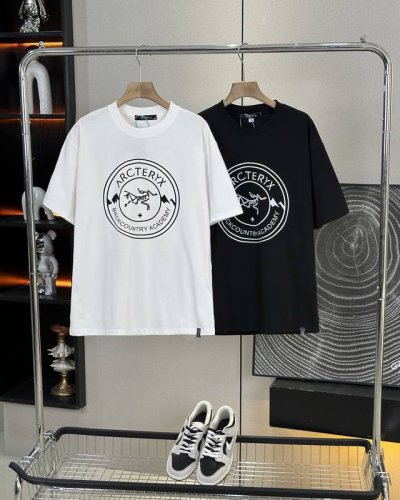 始祖鸟25Ss夏季新款胸前经典圆盘大Logo情侣款短袖 超级经典的一款百搭T恤 男女同款 情侣可搭 店主强烈推荐 采用纯棉280G双纱面料 手感细腻柔软 亲肤透