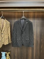 主推 Gucci Ss早春最新款古琦西装休闲外套 高端品质、版型面料五金都是专柜1:1定制，提花渐变设计、透气舒适合成面料，上身帅气有型，一点不拘束、上身超级舒