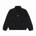 prada 普拉达 后背三角标轻薄外套 贸易渠道稀出，海外精品限量销售。户外风衣产品的典范，全身暗纹的商标彰显品牌辨识度。这款夹克兼备温暖且轻盈的特质。 最新款