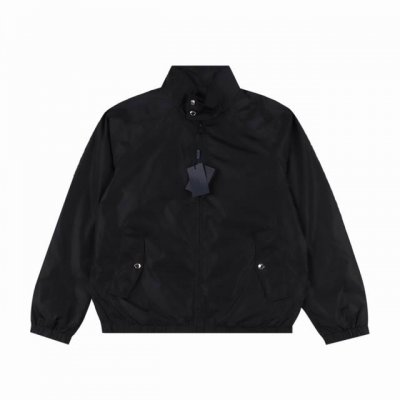 prada 普拉达 后背三角标轻薄外套 贸易渠道稀出，海外精品限量销售。户外风衣产品的典范，全身暗纹的商标彰显品牌辨识度。这款夹克兼备温暖且轻盈的特质。 最新款