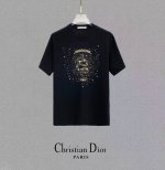 Dior 迪奥、25Ss高版本胸贴印花Logo圆领短袖T恤。面料采用定制300G支双股精棉平纹高密无尘全棉布料，Os版型宽松慵懒百搭，轻奢大气，众多明星博主试穿