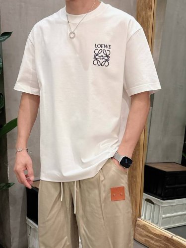 罗意威 2025春夏新款首发专柜最新款短袖圆领T恤 高端订制 设计前卫时尚！品牌Logo重工艺设计 高端定制丝光云朵棉面料.手感柔软.穿着舒适.专柜级别精致车线
