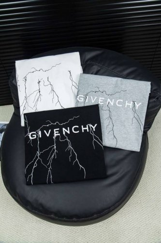 顶级版本-款号W32 Givenchy纪梵希 新款字母闪电印花短袖T恤 被称为法国时装界的绅士的Givenchy的风格所在 1952年纪梵希这个品牌在法国正式诞