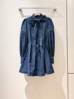 Zi*M*M 上新啦 宽灯笼袖牛仔长袖连衣裙 选用牛仔布面料制成，采用高领设计，配有一条可拆卸的领带和一条可拆卸的腰带，后中设有拉链，搭配灯笼长袖设计，袖口点缀