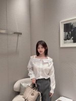 P350 Dio* 25Ss春夏新款 黑白棉质背带长袖衬衫。原版1:1反古银电镀金属扣 原版开发！高版出品！采用白色/黑色棉府绸制成 H吊带常规版型，可调节肩带