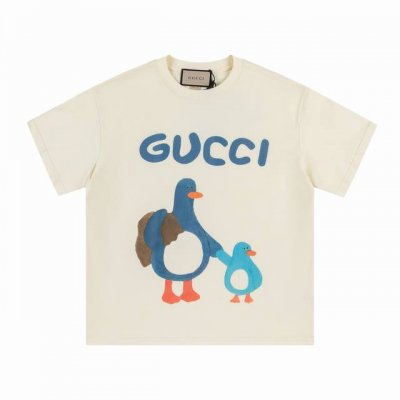 款号 368 gucci新品 无感印花 高克重短袖 选用客供定制针织100%纯棉面打造,面料手感细腻 厚实有质感的纯棉布 高密度的机织工艺 如棉絮般柔紧致舒适
