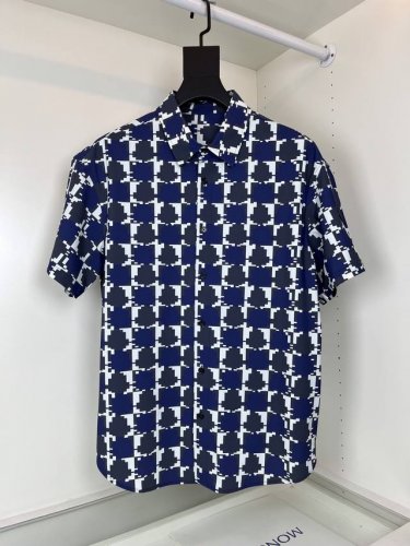 上衣 裤子 Mo**R家品质控推荐，这款男士衬衫套装饰有像素格效果标识印花，非常适合夏天穿着 有序格纹的设计， 休闲居家旅游必选，微阔的剪裁，客供定织面料.颜色