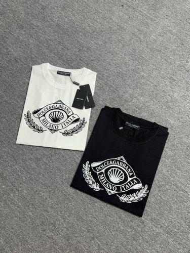 Dolce&Gabbana.杜嘉班纳 25夏季新品撞色植绒印花标识短袖T恤 正面胸前撞色植绒印花工艺设计 简约又吸睛 低调又高级 辨识度直接拉满 版型是经典的正