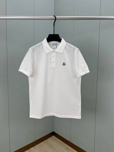 Moncler 25春夏新品经典标识毡艺刺绣Logo徽章polo衫，领口饰有三扣门襟，极简风格设计中透露出高级百搭的气质，衣橱里不可或少的单品，定制60支双丝光