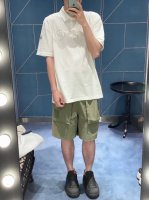 Loewe罗意威夏日限定Paulas草编刺绣休闲短裤 清凉一整个夏天的短裤，这款短裤是自带褶皱感的棉府绸面料，上身玩的就是舒适感，中裤造型，阔腿裤口，并加入了P