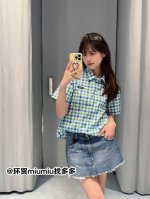 miumi* 25Ss春夏新款 徽标拼色格纹短袖衬衫丨独家Yb开发！高版出品！清新甜美的格纹配色搭配正肩短款版型，元气感满满！对版格纹印花设计，胸前经典徽标字母