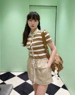 prad* 25Ss春夏新款 可露丽风撞色条纹短袖针织开衫丨独家高版出品！气质穿搭领单排扣百搭减龄又时髦！瑞士机18针工艺定染纯棉纱面料细腻舒适！定位刺绣字母，