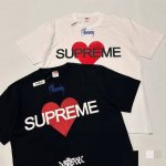 8004款Supreme Ss25 Week1 Announcing Tee 心形Logo图案圆领短袖T恤 男女同款 码数Smlxl 黑色白色