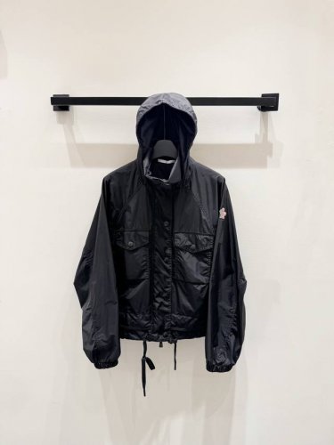 上新Mo*Cler 25夏季Nor新款官网同步防晒风衣 进口记忆丝面料质感轻盈透气 原版定制拉链下摆可抽绳上身显瘦又拉风 立领藏帽设计 帅气随性又不失少女感 专