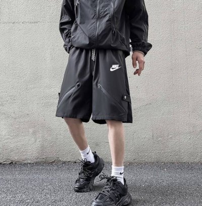 Nike耐克拉链冲锋短裤情侣机能风短裤男女同款宽松设计感夏季潮牌短裤！ ~采用 冲锋衣同款面料 透气性非常好 可以调节拉链设计 能更好适应各种腿型！ ~采用重工