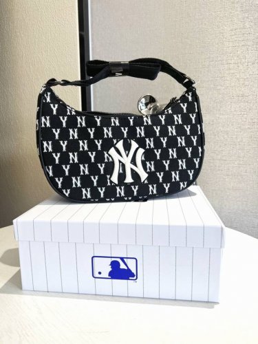 Mlb老花腋下包 原单版本 三标齐全 配礼盒包装 泫雅同款 断货王 超级百搭 小小的包大大的容量 超级轻便 永不过时 黑色 卡其色两色可选 吊牌二维码可扫 尺寸