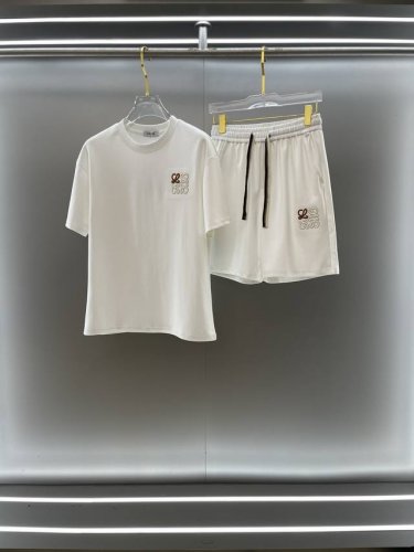 loewe 罗意威高端定制 2025春夏新款首发专柜最新款短袖短裤休闲套装 高端订制 设计前卫时尚！品牌Logo重工艺设计 高端定制纯棉面料.手感柔软.穿着舒适