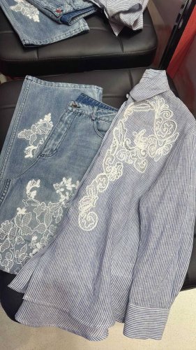 ermanno Scervino 蕾丝花边亚麻衬衣 中文: 依玛诺 被誉为世界蕾丝之王 是来自意大利顶级奢侈时装品牌 [ 蕾丝衬衣 ] 原版高订 重工刺绣立体花