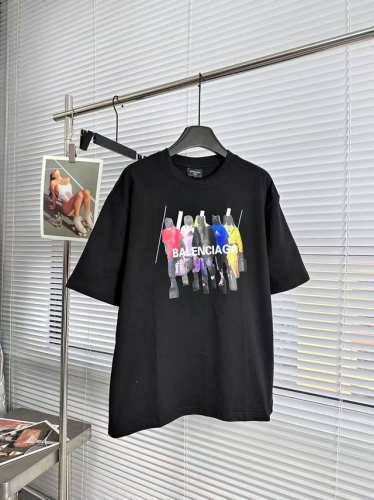 balenciaga巴黎世家 Ss25人物字母Logo几何图案印花圆领短袖T恤 宽松休闲 情侣款 追求时尚与个性的情侣们，怎能错过Balenciaga巴黎世家的