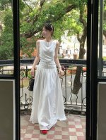 设计感无袖背心连衣裙 上半身是背心式U领和宽肩带设计凸显纤细锁骨拉长脖颈，下部分是宽松的花苞大裙摆设计毫不费力的遮肉遮腿，腰部是三条可拆卸的铆钉腰带衣身自然堆叠