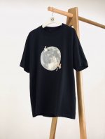 loewe 罗意威 2025Ss春夏新品 夜色浸染工坊灵感 月光刺破深色棉质经纬 手工定位刺绣凝固星轨运行轨迹 把银河系在左胸第五根棉线 23道激光定位的精密运