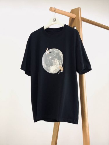 loewe 罗意威 2025Ss春夏新品 夜色浸染工坊灵感 月光刺破深色棉质经纬 手工定位刺绣凝固星轨运行轨迹 把银河系在左胸第五根棉线 23道激光定位的精密运