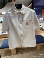 长裤P320 上衣P330 -驴牌 25Ss新款丹宁短袖衬衫出自 2025 春夏秀场，以宽松系扣廓形释放前卫气息。胸袋点缀压印 Marque L.Vuitton