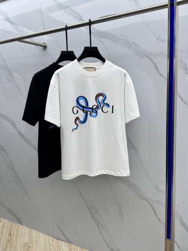 Gucci 古驰 2025Fw春夏新品圆领打底外穿T恤 立体感Logo常规半袖纯棉打底T恤 棉 手感面糯有骨感 柔而有韧性 工艺处理 韧性和抗皱性能得到大幅度提