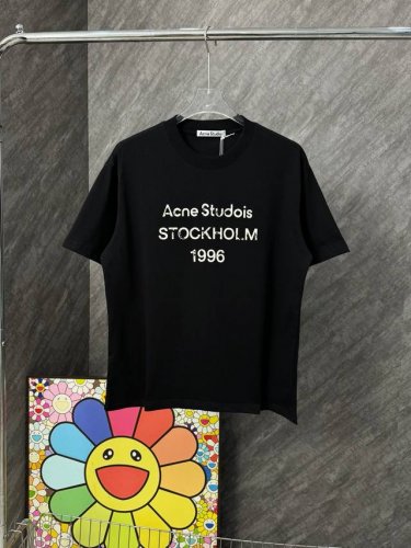 款号 G104 acne字母破旧印花圆领短袖 面料采用32支双纱280克高克重纯棉面料 同缸定织定染原版同色螺纹 进口机器白墨直喷印花工艺 内里包边包条做工高版
