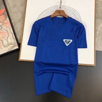 直 品牌 prada普拉达 胖子福音 原单男士休闲短袖T恤，2025春夏新品，定制胸前顶级Logo 工艺、搭配整件细节 品质及剪裁设计都堪称一流，定制进口丝光棉